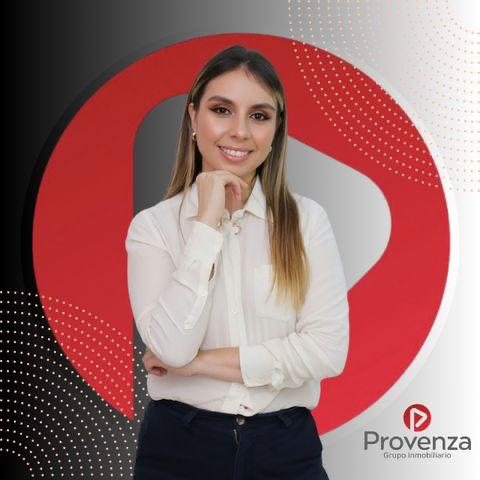 Integrante del equipo de Provenza con camisa blanca