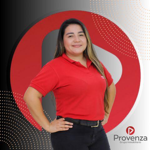 Integrante del equipo de Provenza con polo rojo y una mano en la cintura