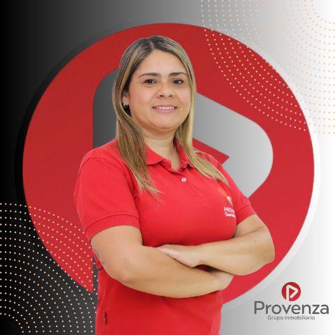 Integrante del equipo de Provenza con polo rojo y brazos cruzados