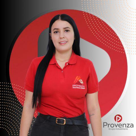 Integrante del equipo de Provenza con polo rojo y cabello oscuro