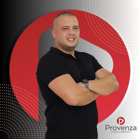 Integrante del equipo de Provenza con polo negro y brazos cruzados